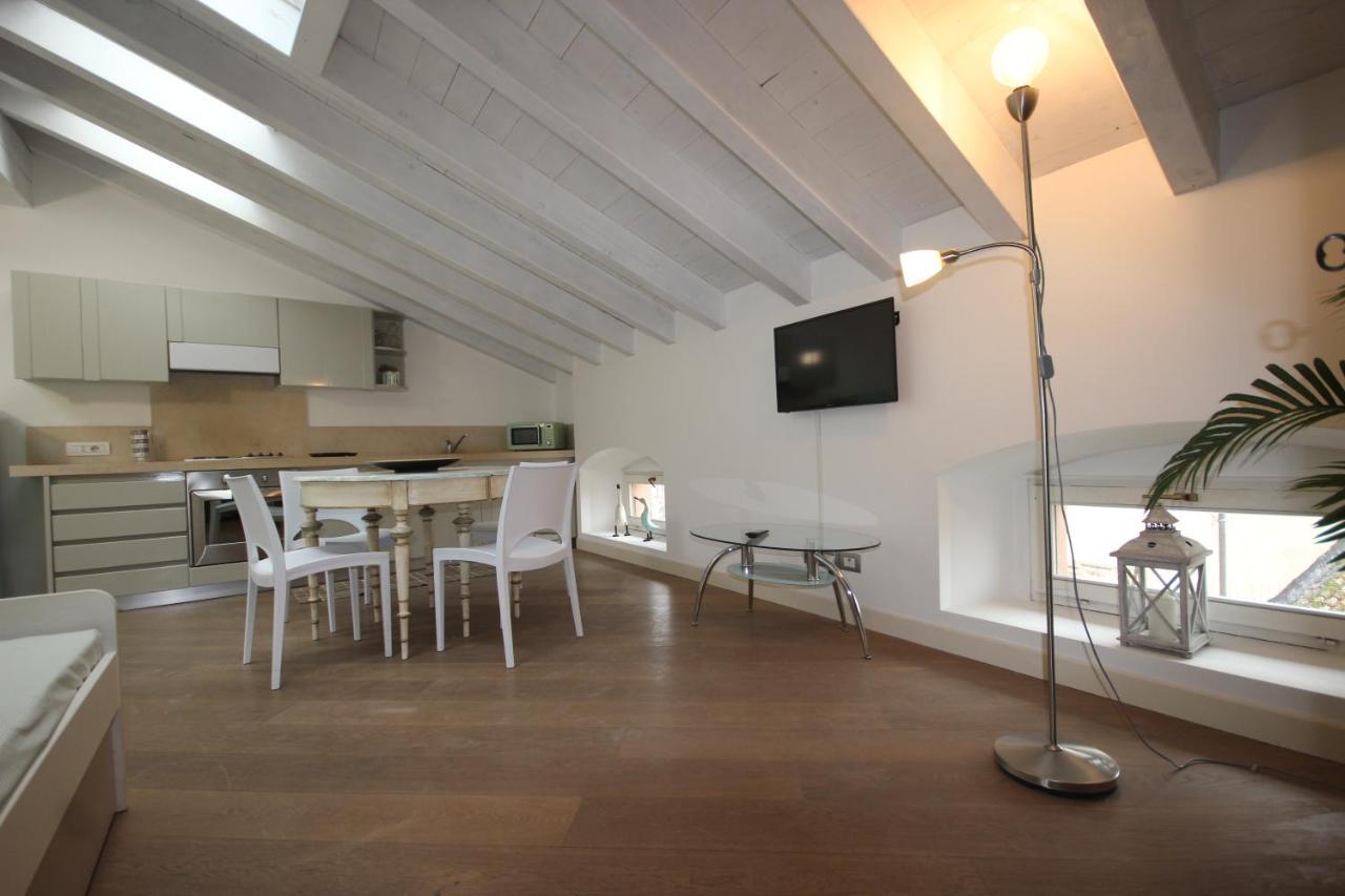 Apartmán Mansarda Di Alice Desenzano del Garda Exteriér fotografie